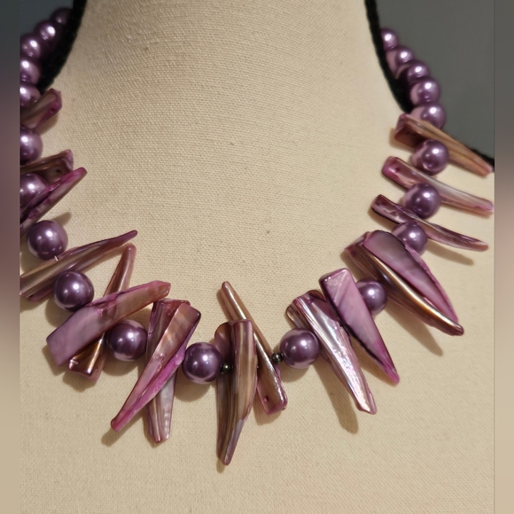 Purple cultured pearl stand with baroque shaped freshwater pearls - Picture 5 of 5